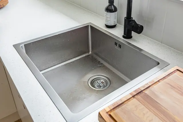 Illustratie bij verstopte wc of afvoer in amersfoort: zelf proberen of bellen?